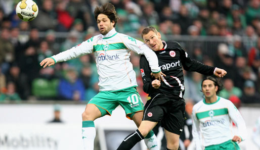 Bremen - Bielefeld 5:0: Diego (l.) im Luftkampf mit Frankfurts Michael Fink