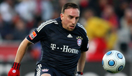 Franck Ribery ist hoch konzentriert bei der Ballannahme