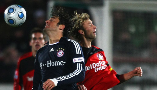 Luca Toni (l.) und Leverkusens Simon Rolfes beim Kopfballduell