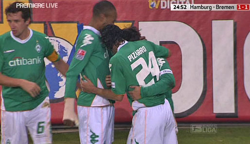 25. Minute, die Bremer Diego, Pizarro, Naldo und Baumann bejubeln das 1:1 gegen den HSV