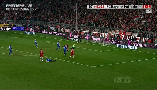 Hoffenheims Keeper Daniel Haas ist zwar noch mit dem Fuß am Ball, kann das Unglück aber nicht mehr verhindern