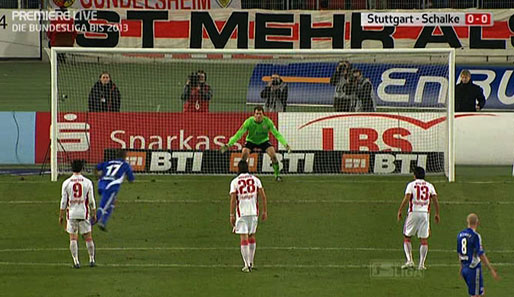 Elfmeter für Schalke beim VfB Stuttgart. Entgegen der Gewohnheit geht nicht Rafinha, sondern Jefferson Farfan zum Punkt