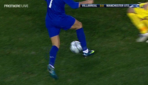 Optimale Technik bei Ronaldo: Bein und Körper zwischen Ball und Gegenspieler