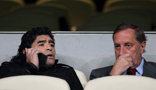 Mit schnittiger Matte: Argentiniens neuer Nationalcoach Maradona hatte wohl mehr Spaß am Telefonieren als am Spiel der Königlichen