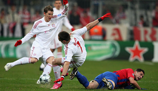 FC Bayern München - Steaua Bukarest 3:0: Bastian Schweinsteiger tanzt nicht nur den Gegner sondern auch Teamkollege Franck Ribery aus
