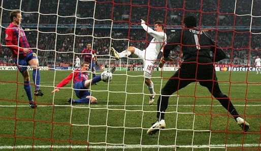 FC Bayern München - Steaua Bukarest 3:0: Nach vielen vergebenen Chancen bricht Miroslav Klose den Bann und trifft zum 1:0