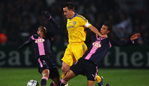 Girondins Bordeaux - FC Chelsea 1:1: Chelseas Terry (in Gelb) setzt sich gegen Gouffran und Chamakh durch