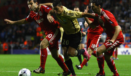 FC Liverpool - Olympique Marseille 1:0: Marseilles Ben Arfa (Mitte) wird von Mascherano (li.) und Arbeloa in die Zange genommen