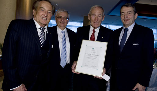 Trautmann ist ein "großartiger Botschafter Deutschlands", so DFB-Präsident Dr. Theo Zwanziger (2. v.links) in seiner Laudatio