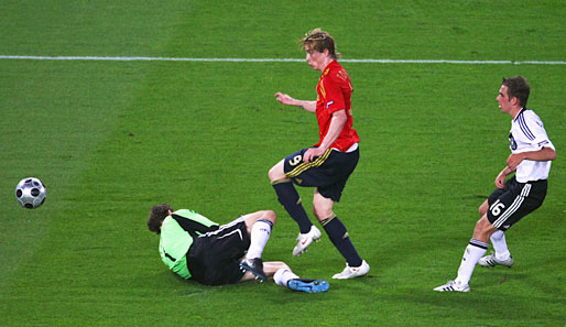 29.06.2008: Der Anfang vom Ende: Fernando Torres nutzt ein Missverständnis von Philipp Lahm und Jens Lehmann zum 1:0 für Spanien