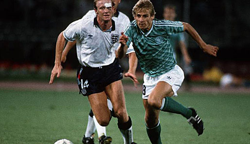 ...der Insel dann die Nervenstärke der Deutschen beim Verwandeln von Elfmetern kennen. Jürgen Klinsmann (rechts) überließ es anderen, den...