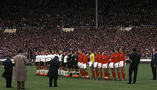 ...zum WM-Finale 1966. Das Duell, das England mit 4:2 nach Verlängerung für sich entscheiden konnte, ist insbesondere wegen des umstrittenen...