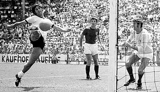 ... Uwe Seelers Hinterkopfballtreffer und des artistischen 3:2 in der Verlängerung durch Gerd Müller (links) gelang der Einzug ins Halbfinale