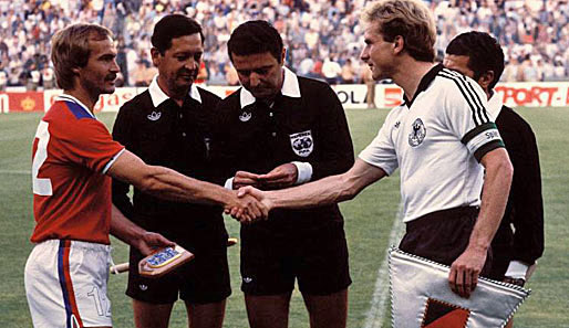 ...ein torloses Remis. Damit war Deutschland im Halbfinale, während die Briten die Koffer packen mussten. Ab der WM 1990 lernten die Kicker von...