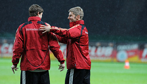 Es regnet - na und? Thomas Hitzlsperger scherzt beim Training des DFB-Teams vor dem England-Spiel
