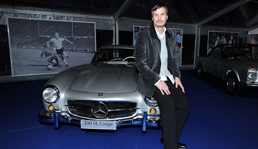 Thomas Helmer vor seinem Lieblingsfahrzeug, einem Mercedes-Benz 300 SL Coupe