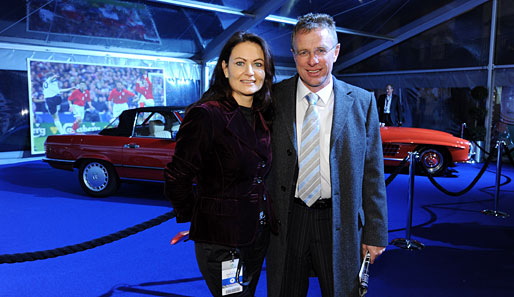 Ralf Rangnick und Claudia Merzbach (Mercedes-Benz) posieren vor den Fahrzeugen