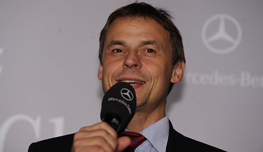 Olaf Thon am Mikrofon beim Mercedes-Benz Sportpresse Club