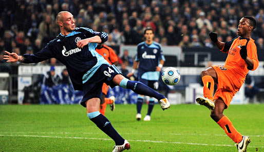 Schalke 04 - Manchester City 0:2: Christian Pander im Zweikampf mit Daniel Sturridge