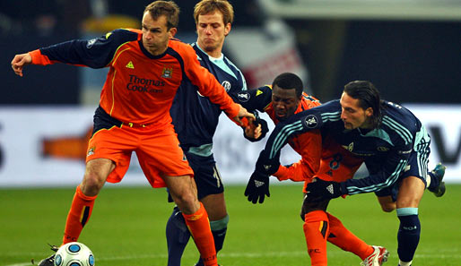 Schalke 04 - Manchester City 0:2: Altmeister Didi Hamann setzt sich gegen Ivan Rakitic und Kevin Kuranyi durch
