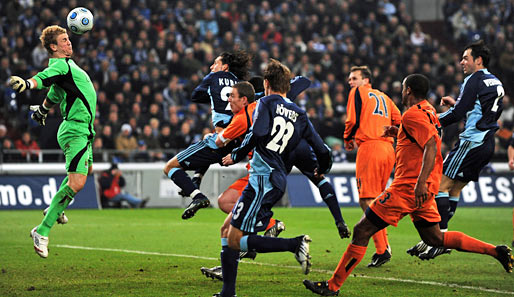 Schalke 04 - Manchester City 0:2: Torwart Hart pariert die beste Schalker Chance durch Asamoah (verdeckt)