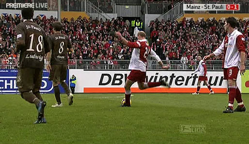 Die 43. Minute im Zweitliga-Spiel Mainz vs. St. Pauli: Der Mainzer Karhan führt einen Freistoß aus, Florian Bruns steht im Weg