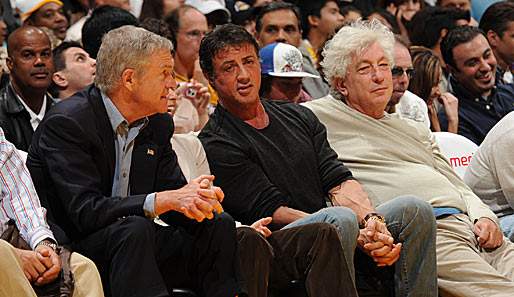 Sylvester Stallone beobachtete die starken Leistungen der Los Angeles Lakers aus der ersten Reihe