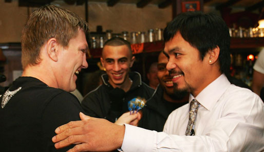 Ricky Hatton und Manny Pacquiao liefern sich beim ersten Presse-Termin ein Dart-Match