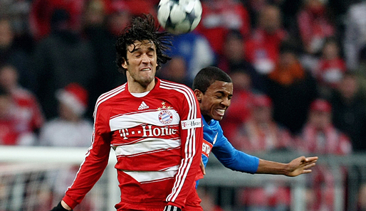 Luca Toni (FC Bayern) im Kopfballduell mit Hoffenheims Luiz Gustavo
