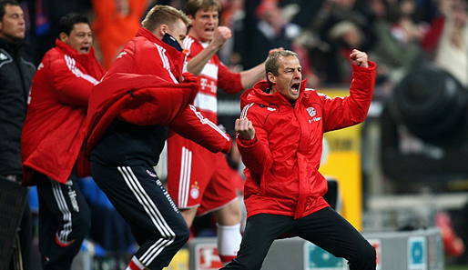 Bayerns Trainer Jürgen Klinsmann jueblt über den Ausgleich