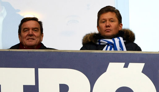 Hoher Besuch auf Schalke: Altkanzler Gerhard Schröder (l.) nebst Gazprom-Chef Alexej Miller