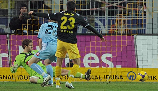 Das 2:0 für Dortmund: Nuri Sahin zieht in der 56. Minute ab und bringt Dortmund mit zwei Treffern in Front
