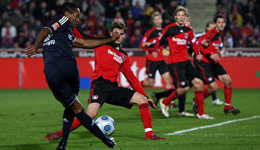 Da staunen die Leverkusener. Die Bayern gewinnen in der BayArena mit 2:0 und Ze Roberto hat sich dabei nicht verletzt