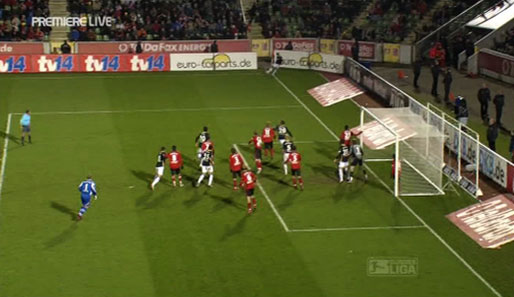 Auch Bayer Leverkusen kassiert gegen Cottbus den späten Ausgleichstreffer. Skela bringt die Ecke von der linken Seite nach innen
