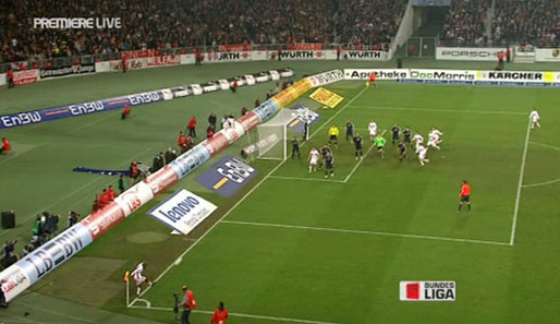 Die letzte Minute im Spiel der Bayern gegen den VfB Stuttgart. Cacau bringt den Ball von links nach innen...