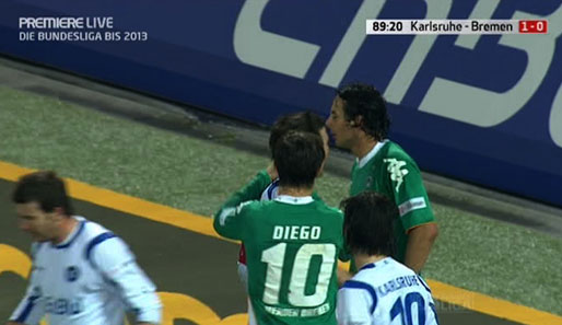 Diego legt Eichner die Hände um den Hals, aber nicht etwa mit guten Absichten