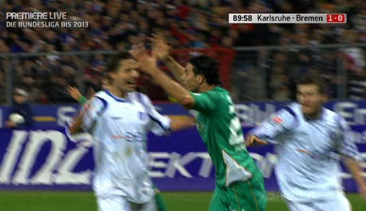 Hitzige Schlussphase in Karlsruhe. Bremen liegt 0:1 zurück und Pizarro ist völlig aus dem Häuschen
