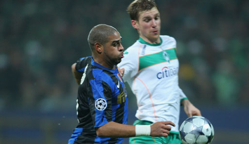 Werder Bremen - Inter Mailand 2:1. Mertesacker im Laufduell gegen Adriano