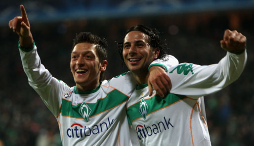 Pizarro (rechts) trifft zum 1:0 gegen Inter und feiert mit Teamkollege Özil