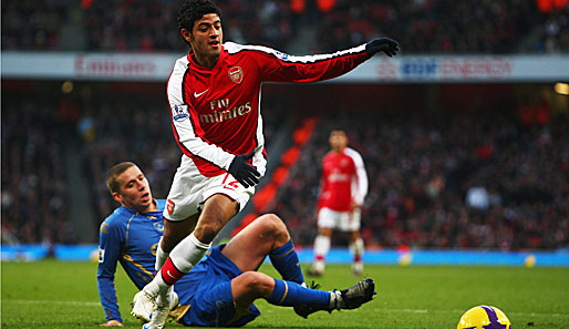 FC Arsenal - FC Portsmouth 1:0: Arsenals Carlos Vela (r.) kann sich im Zweikampf gegen Sean Davis durchsetzen