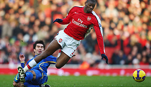 Portsmouths Richard Hughes (l.) stoppt Arsenals Abou Diaby mit unfairen Mitteln