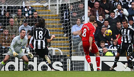 Newcastle United - FC Liverpool 1:5: Steven Gerrard eröffnet den Torreigen mit seinem Treffer in der 31. Minute