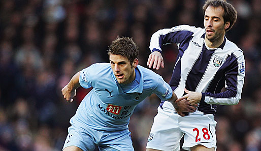 West Bromwich Albion - Tottenham Hotspur 2:0: Tottenhams David Bentley (l.) hält sich James Morrison vom Leib