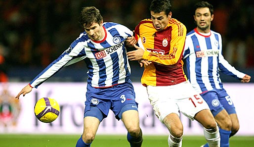 Milan Baros (Mitte) erzielte vom Elfmeterpunkt den goldenen Treffer für Galatasaray