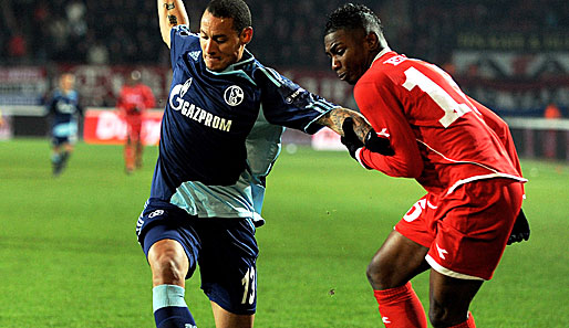 Schalkes Jermaine Jones im Duell mit Elia (Enschede)