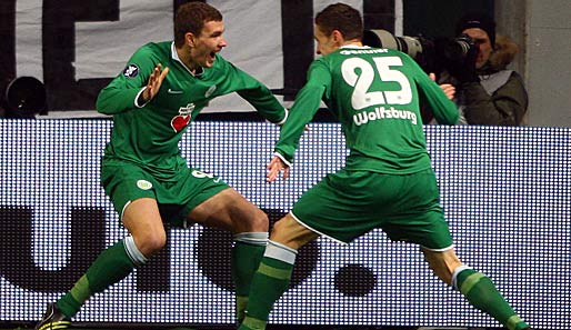 VfL Wolfsburg - FC Portsmouth: Edin Dzeko (li.) jubelt nach drei Minuten mit Christian Gentner über seinen Treffer zum 1:0