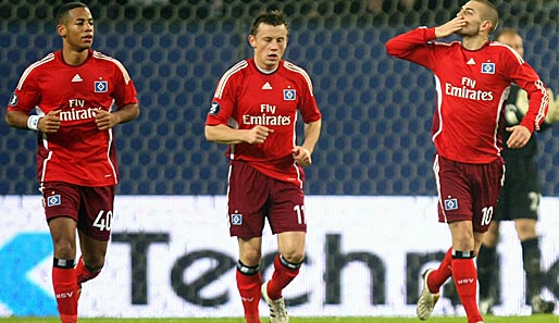 HSV - Aston Villa 3:1: Gemeinsam mit Dennis Aogo und Ivica Olic feiert Mladen Petric (v.l.) sein Tor zum 1:0