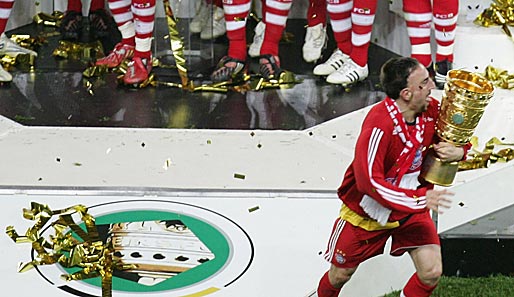 Franck Ribery freute sich dermaßen, dass er den Pokal "stahl" und im Spurt eine Ehrenrunde durch das Berliner Olympiastadion drehte