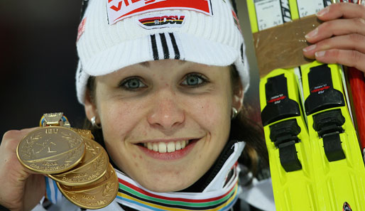 Den Biathlon beherrschte nur sie: Magdalena Neuner gewann bei der WM drei Goldmedaillen und sicherte sich als jüngste Biathletin den Gesamtweltcup
