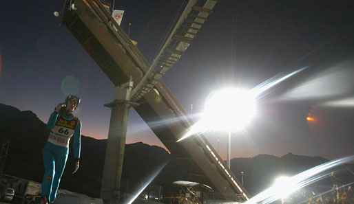 Mit dem Auftaktspringen bei Flutlicht begann die 57. Vierschanzentournee in Oberstdorf